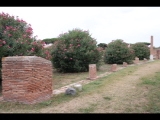 06502 ostia - regio iv - insula v - schola del traiano (iv,v,15) and domus (iv,v,16) - blick ins peristylium ri suedosten - 09-2023.jpg